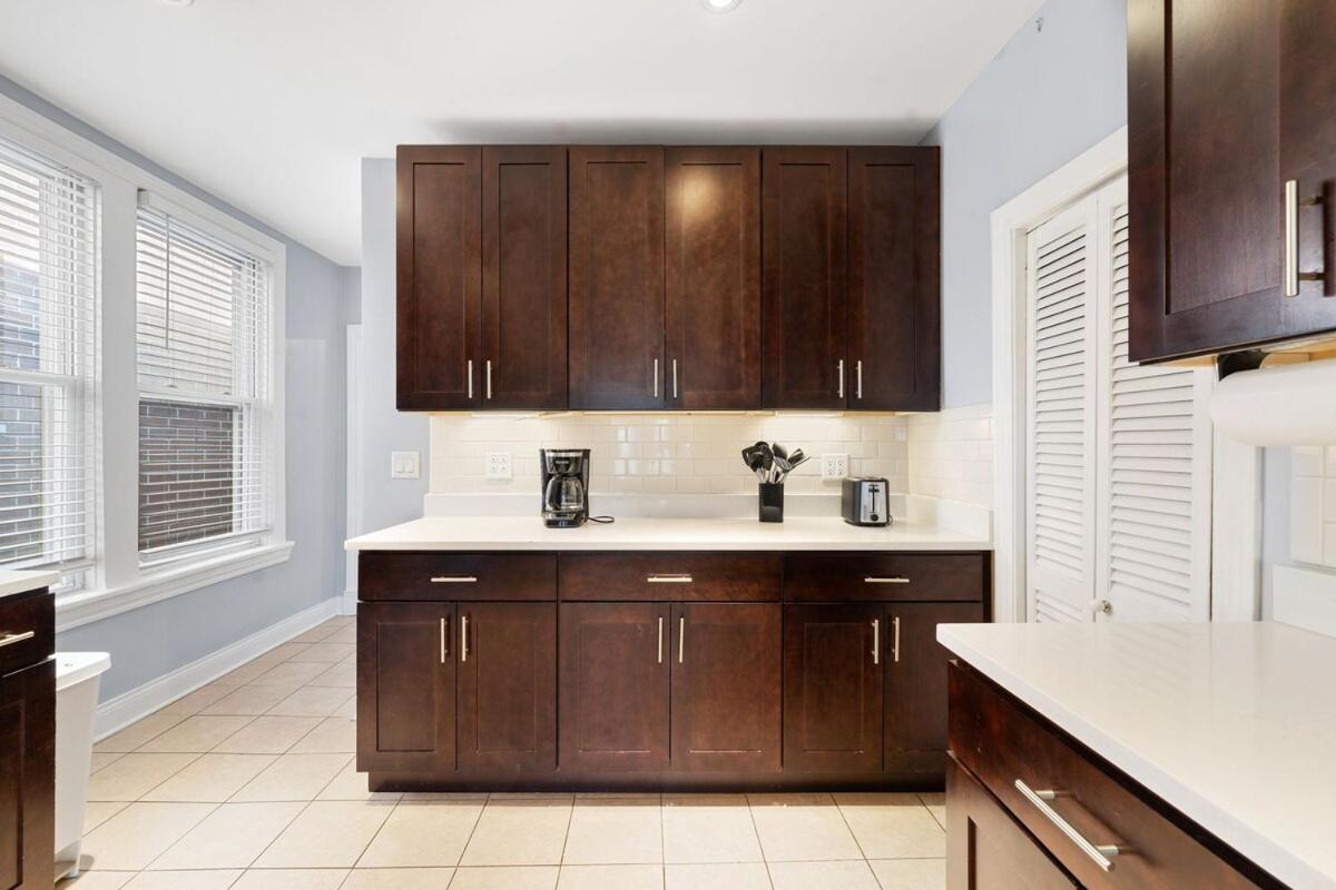 Stylish 2Br Urban Retreat In River West Чикаго Экстерьер фото